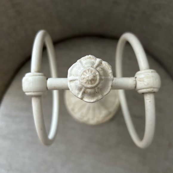 Shabby Chic Towel Tower Holder Metal Romantic cottagecore - Picture 4 of 5